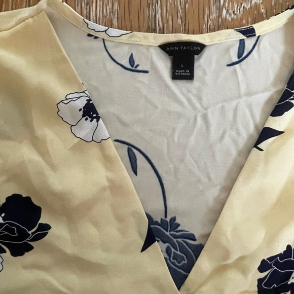 Long-sleeve Floral Blouse - Picture 3 of 4